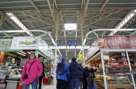 Clientes en los diferentes puestos del mercado del Fontán.