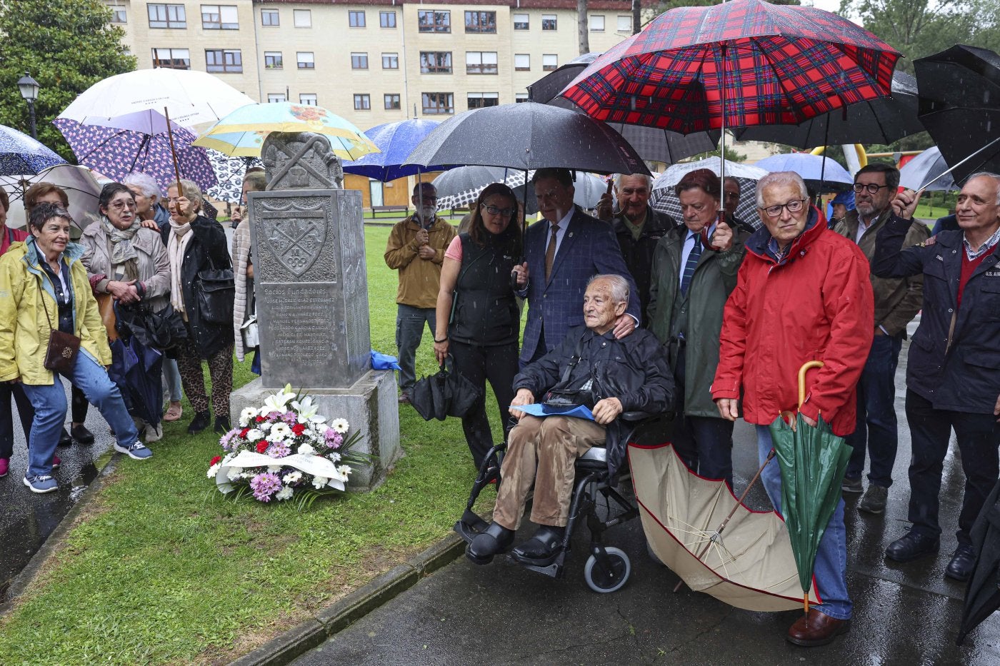 Los miembros del Grupo Montañero San Claudo junto a Alfredo Canteli y José Ramón Prado durante la inauguración del monolito.