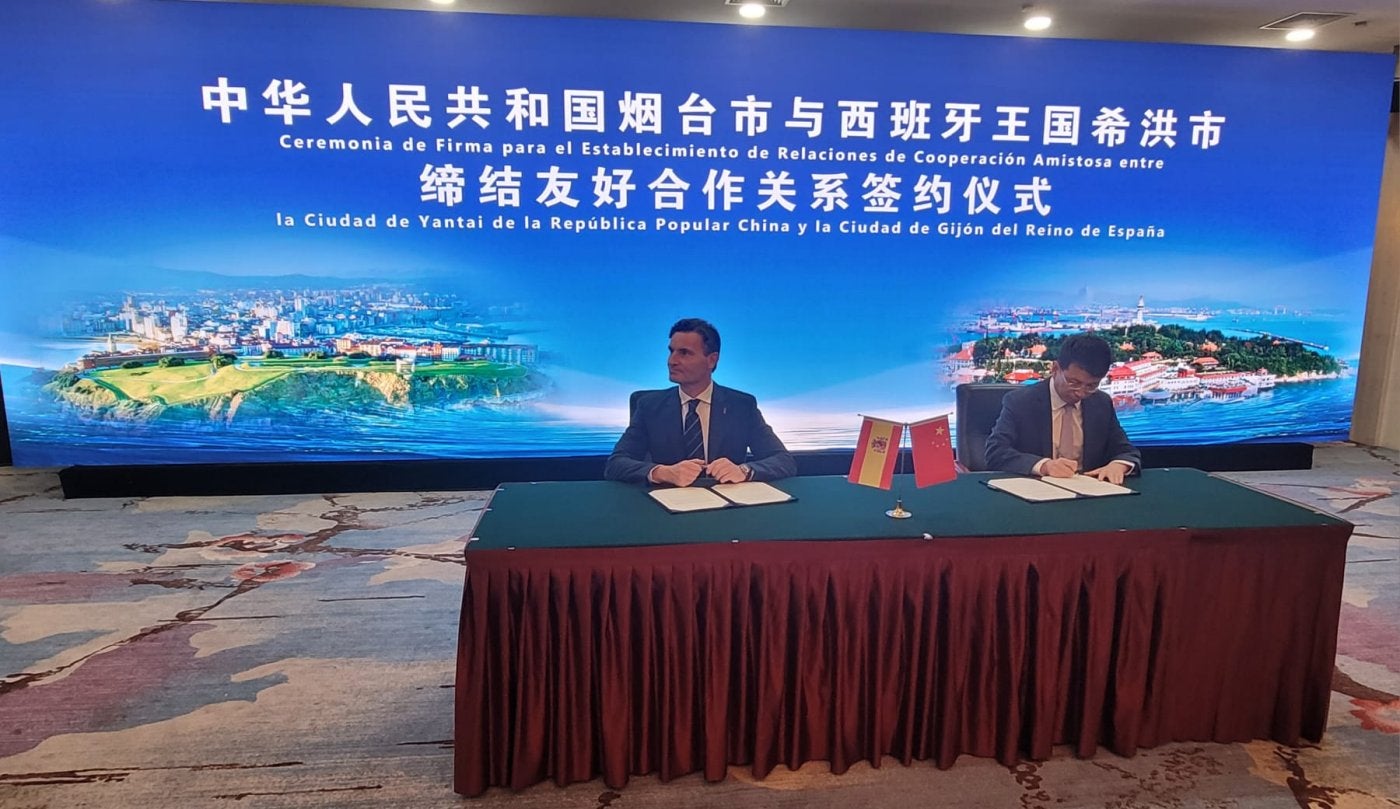 Jorge González-Palacios, en el momento de ratificar el acuerdo de colaboración con la ciudad de Yantai.