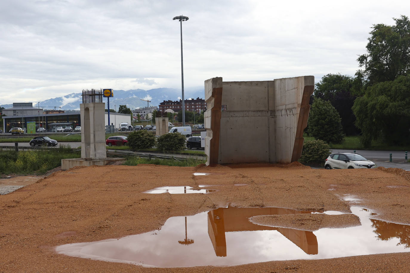 20 metros de largo y 20 toneladas: así es el puente que une La Fresneda y Lugones