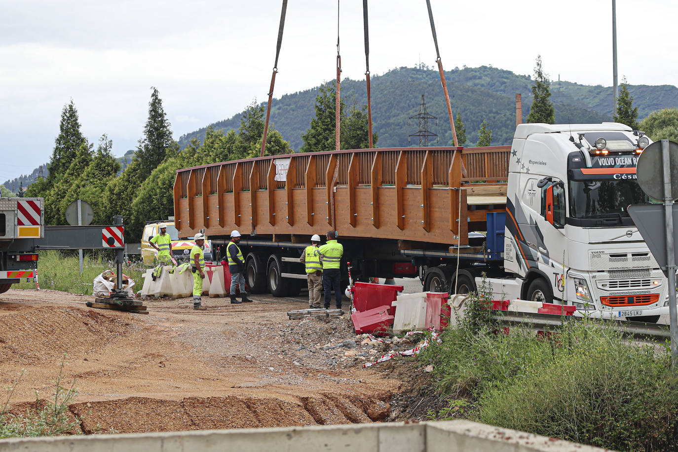 20 metros de largo y 20 toneladas: así es el puente que une La Fresneda y Lugones