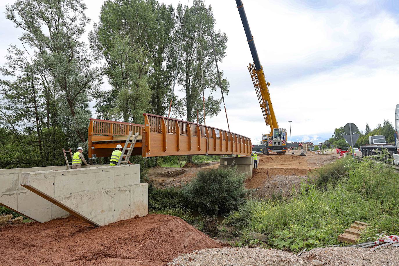 20 metros de largo y 20 toneladas: así es el puente que une La Fresneda y Lugones