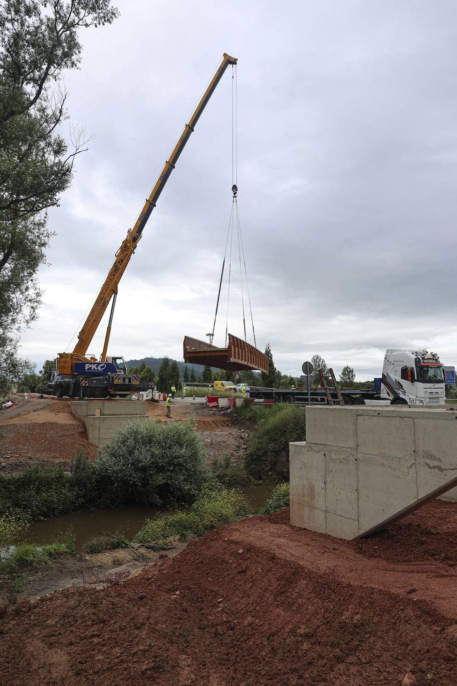 20 metros de largo y 20 toneladas: así es el puente que une La Fresneda y Lugones