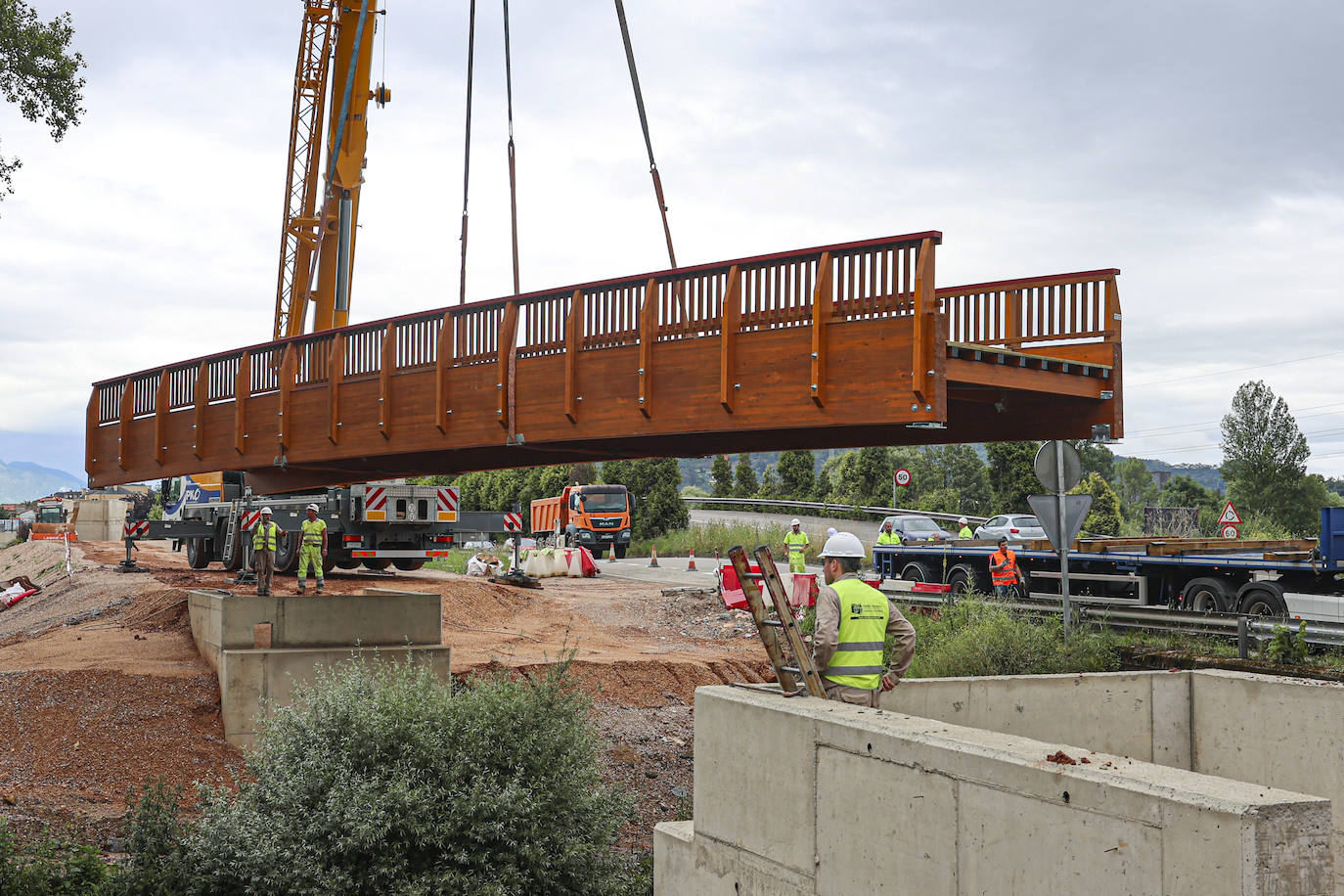 20 metros de largo y 20 toneladas: así es el puente que une La Fresneda y Lugones