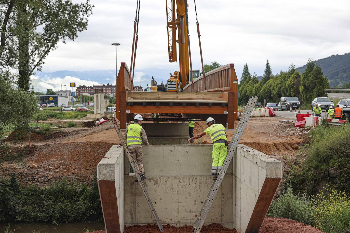 20 metros de largo y 20 toneladas: así es el puente que une La Fresneda y Lugones