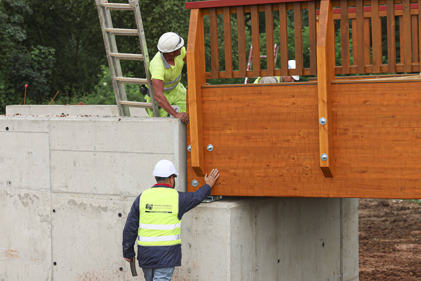 20 metros de largo y 20 toneladas: así es el puente que une La Fresneda y Lugones