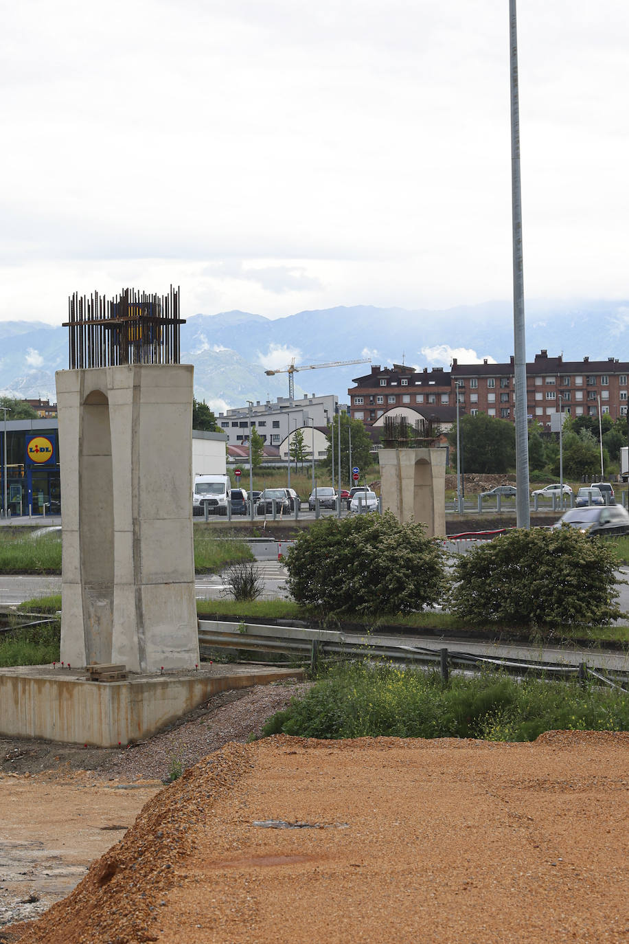 20 metros de largo y 20 toneladas: así es el puente que une La Fresneda y Lugones