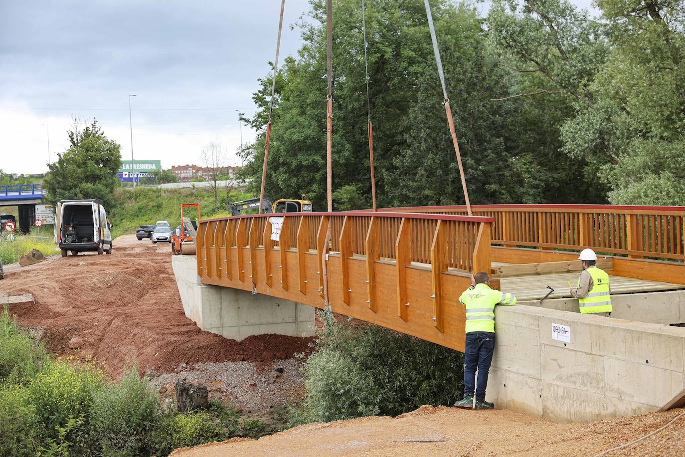 20 metros de largo y 20 toneladas: así es el puente que une La Fresneda y Lugones