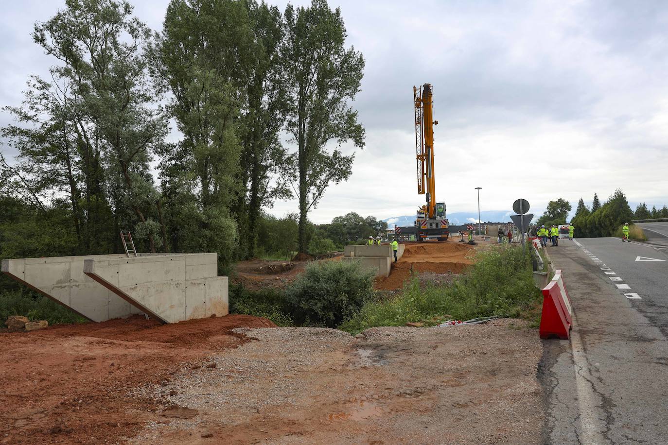 20 metros de largo y 20 toneladas: así es el puente que une La Fresneda y Lugones