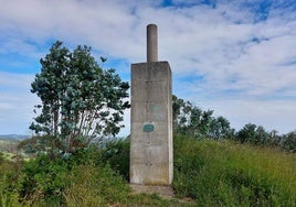 Vertice en los altos del picu Santufirme, punto de más altura del concejo de Llanera