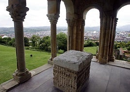 Oviedo tras las columnas de Santa María del Naranco, en la falda del monte, una zona que la UTE señalaba como de importancia capital.