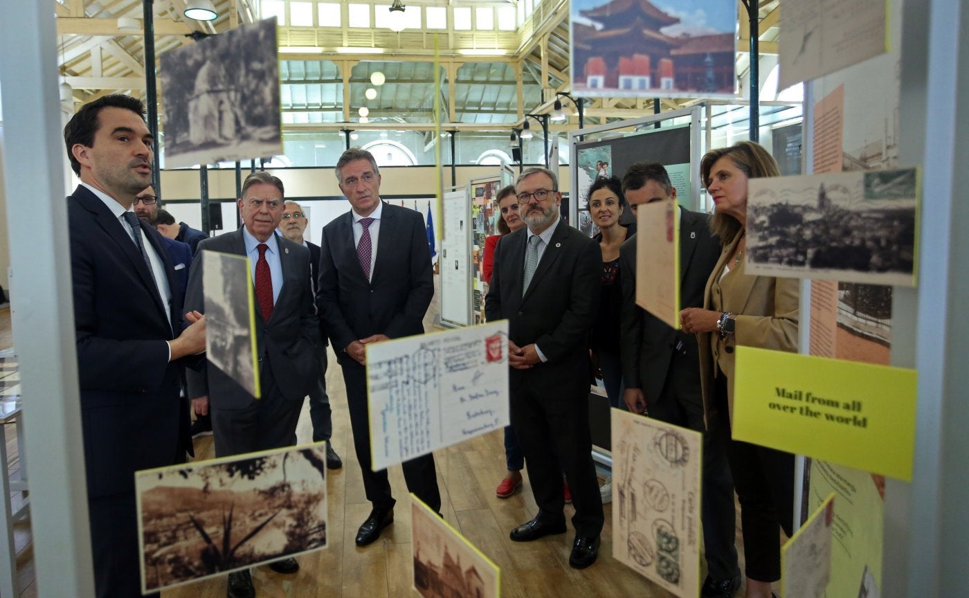 Kristian Henk da explicaciones sobre la muestra a los asistentes a la inauguración.
