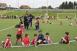 Un grupo de niños atiende las instrucciones de los entrenadores en la jornada de puertas abiertas de Mareo.