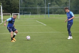 Santi Cazorla junto a Paulino de la Fuente esta mañana.