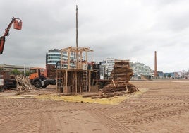 Montaje de la hoguera de San Juan en la playa de Poniente, a cargo de la empresa Pirotecnia Zaragozana.