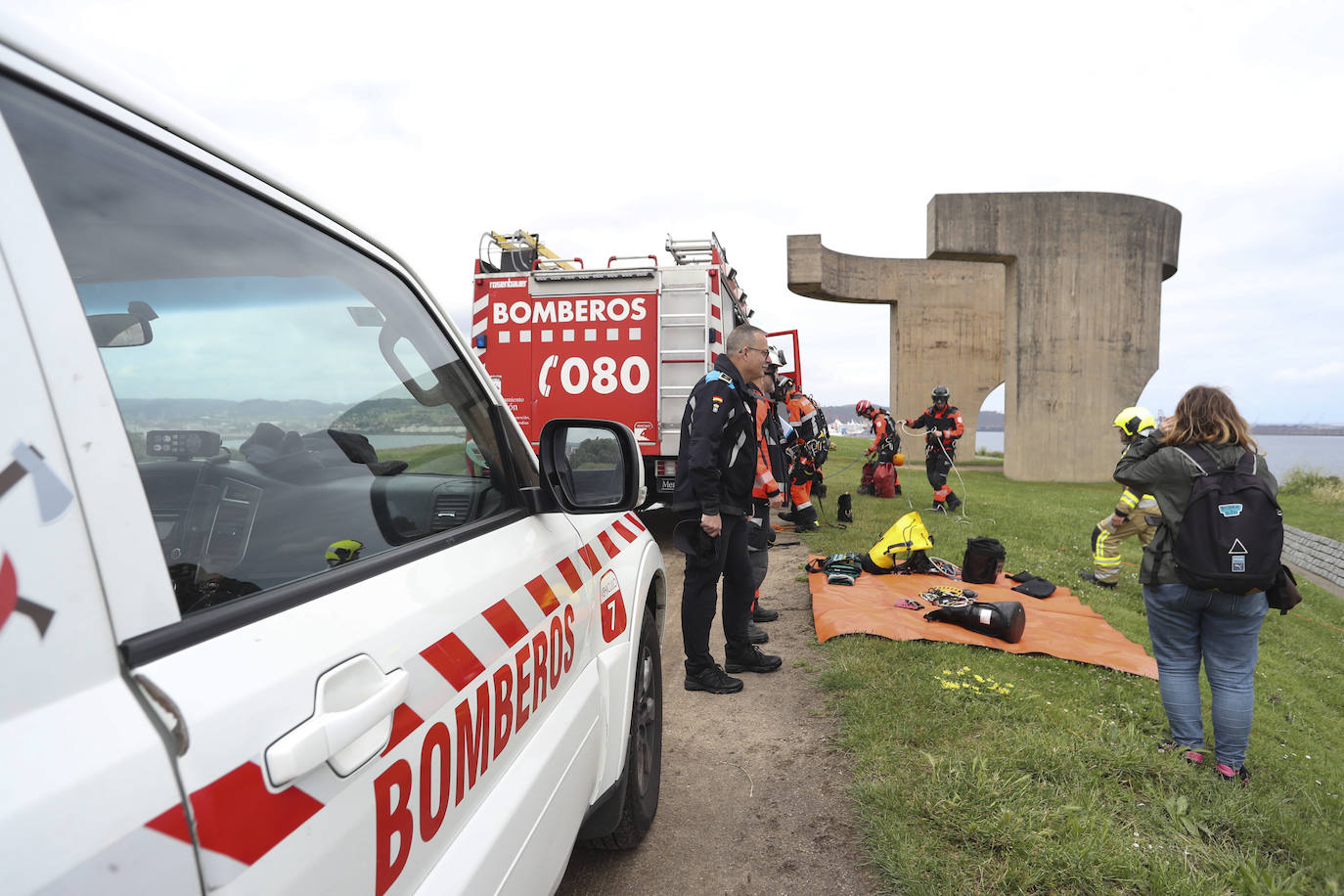 El intenso trabajo de los equipos de rescate en Gijón