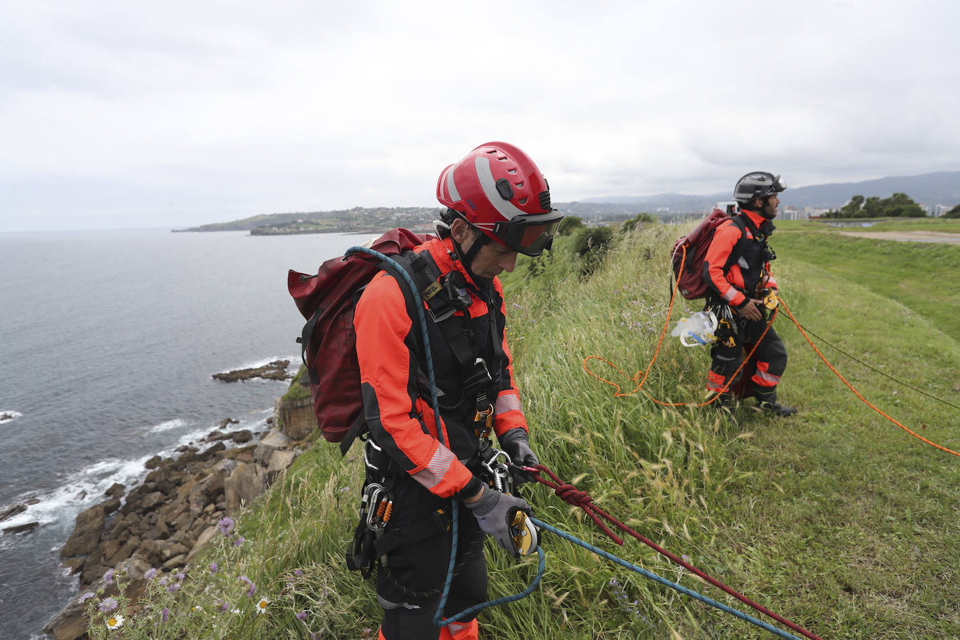 El intenso trabajo de los equipos de rescate en Gijón