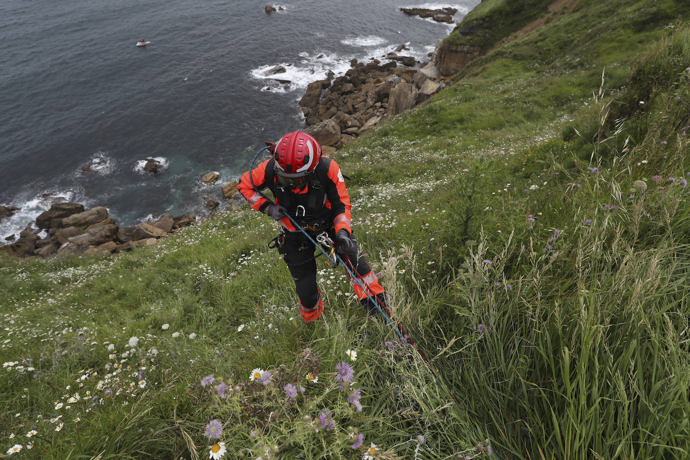 El intenso trabajo de los equipos de rescate en Gijón