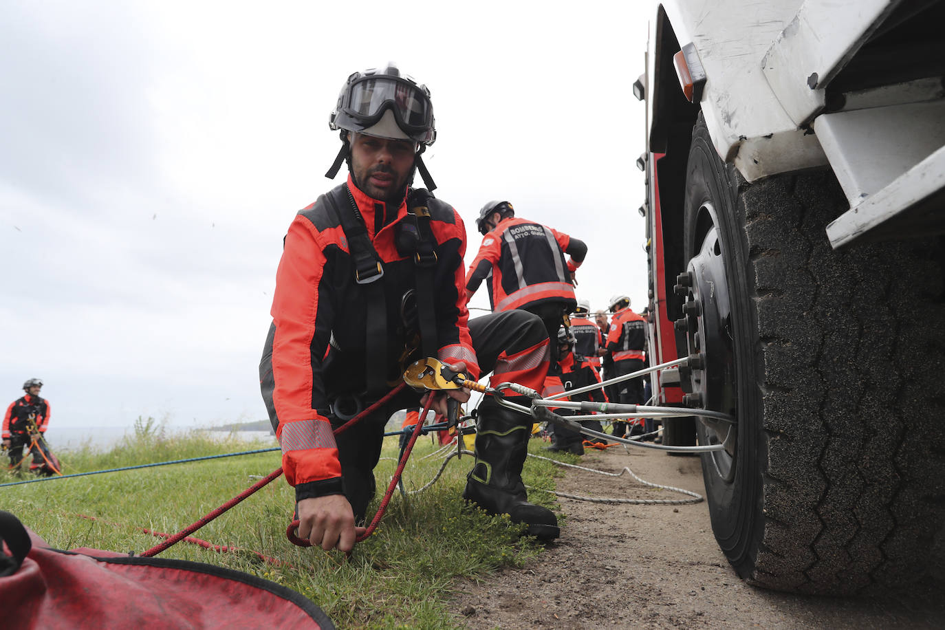 El intenso trabajo de los equipos de rescate en Gijón