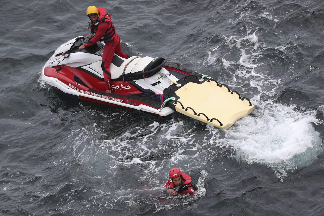 El intenso trabajo de los equipos de rescate en Gijón