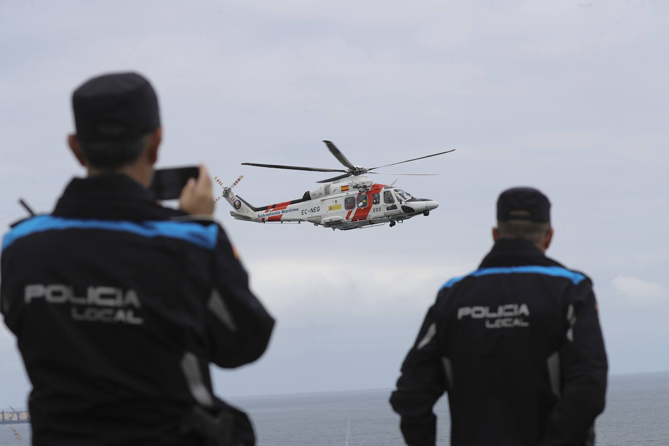 El intenso trabajo de los equipos de rescate en Gijón