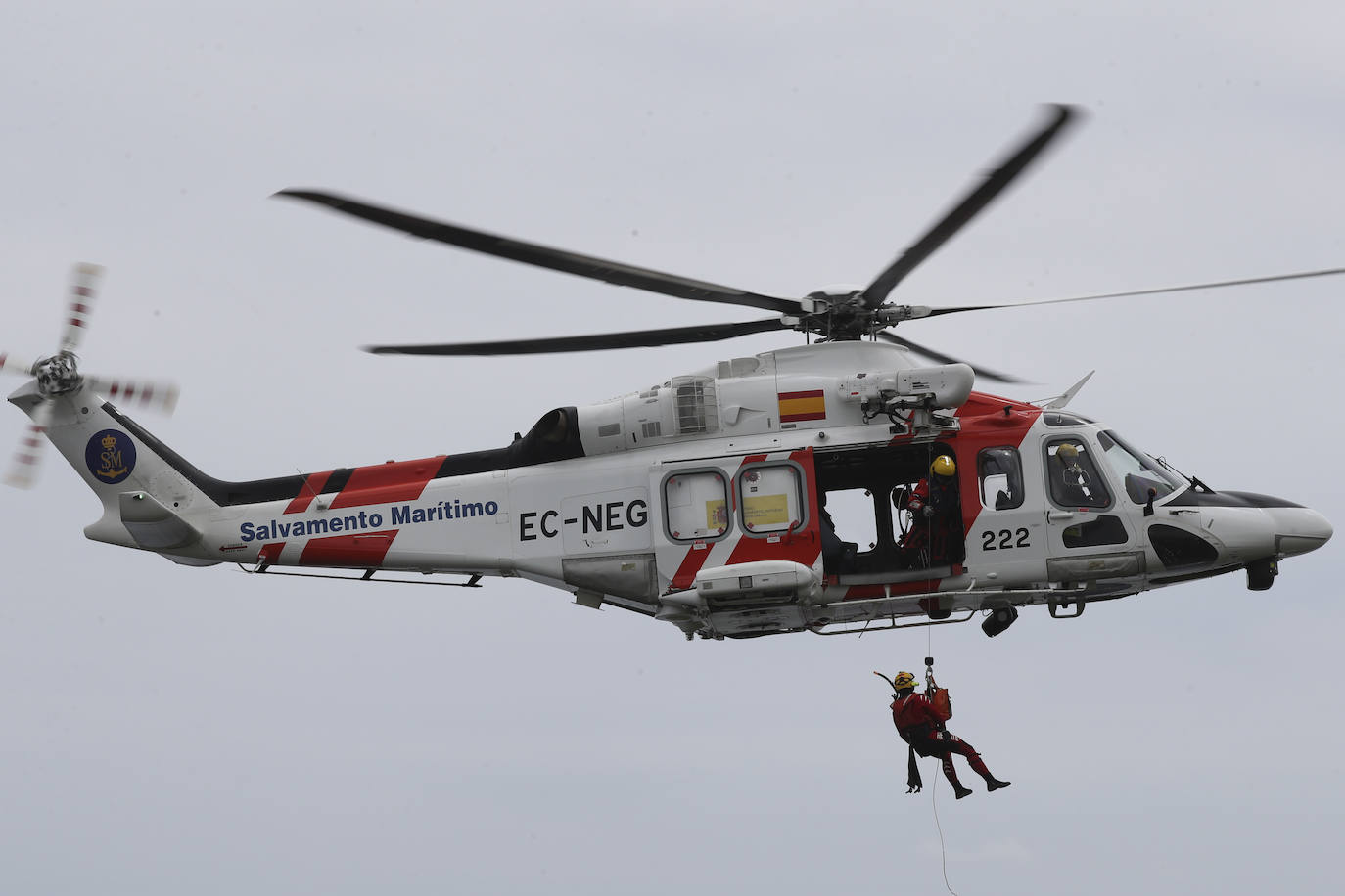 El intenso trabajo de los equipos de rescate en Gijón