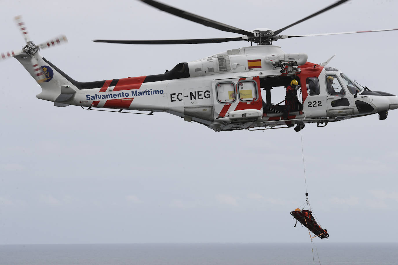 El intenso trabajo de los equipos de rescate en Gijón