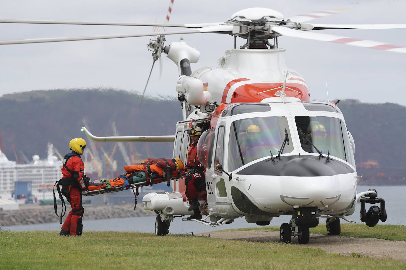 El intenso trabajo de los equipos de rescate en Gijón