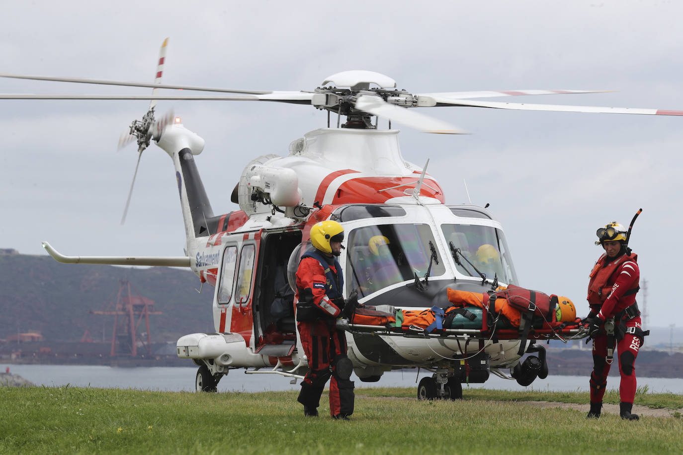 El intenso trabajo de los equipos de rescate en Gijón