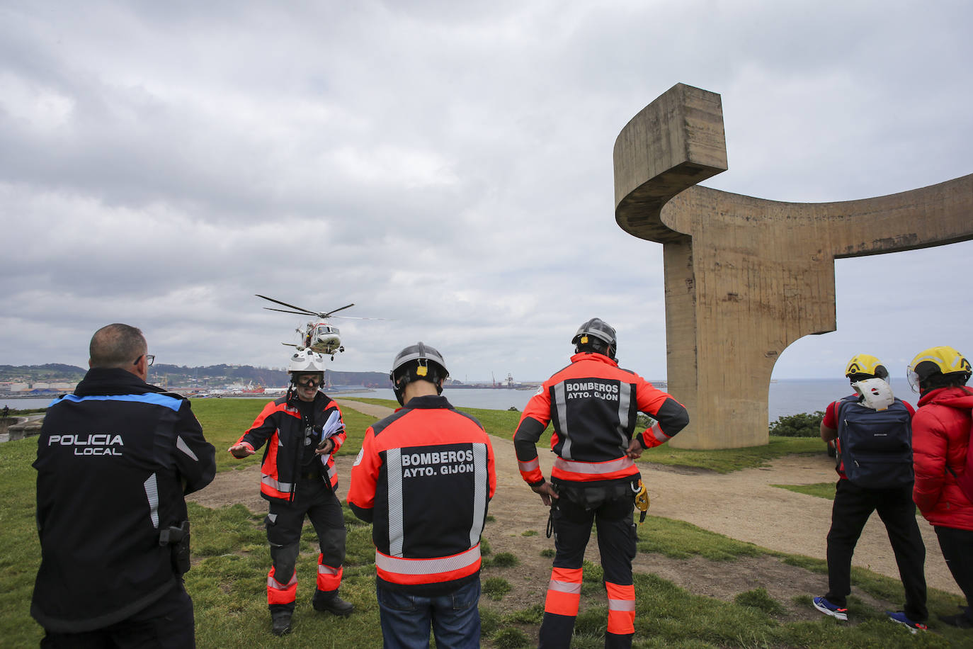 El intenso trabajo de los equipos de rescate en Gijón