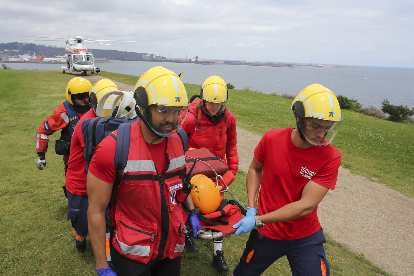 El intenso trabajo de los equipos de rescate en Gijón