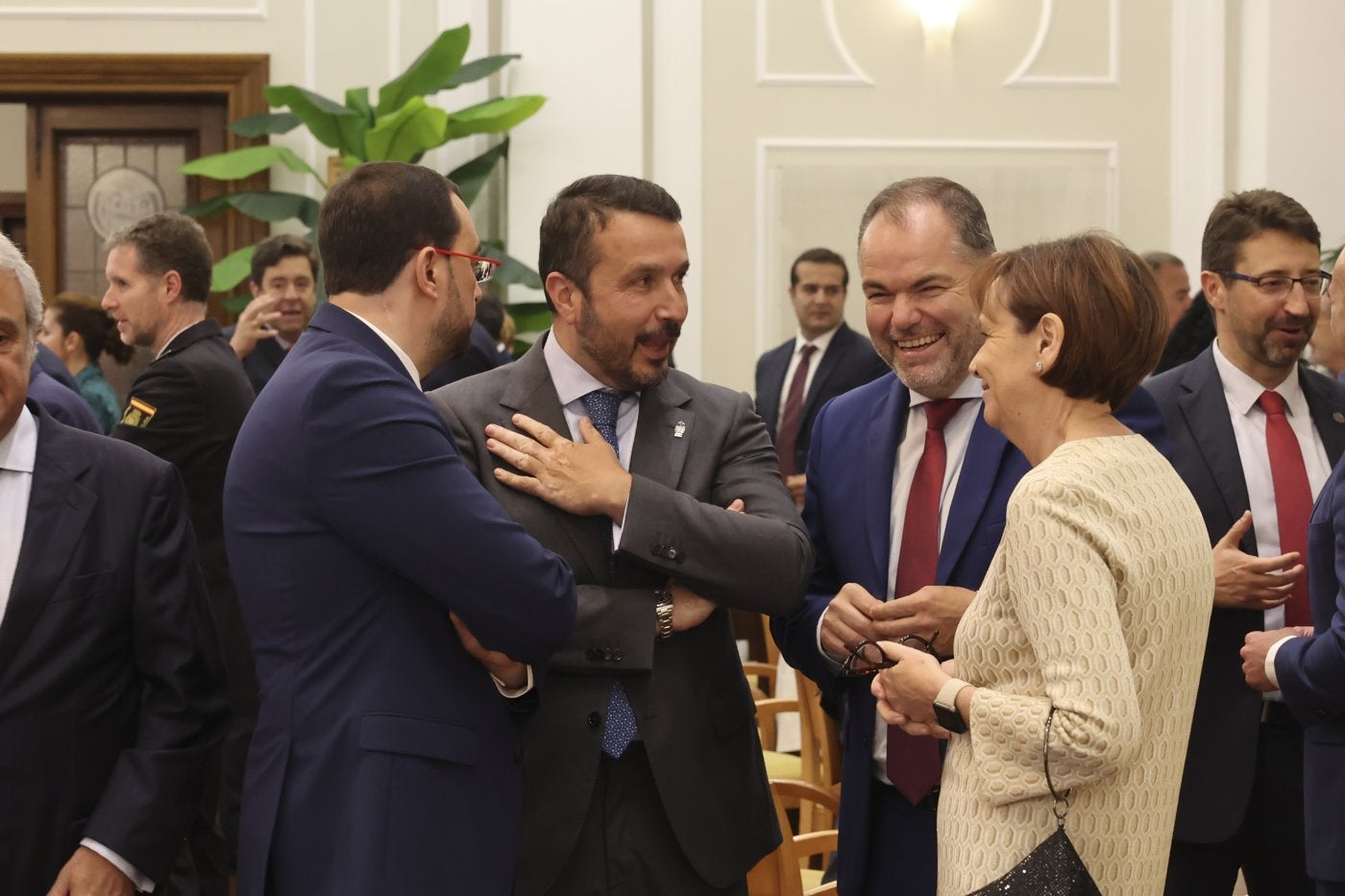 Adrián Barbón, Daniel González, Carlos Paniceres y Carmen Moriyón conversan antes del acto.