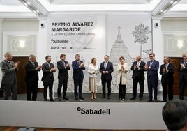 Pedro Martín (TK Elevator); DKV (Javier Vega de Seoane); Carlos Navalpotro (AZSA), Pedro Sainz de Baranda (APQ), el presidente del Principado, Adrián Barbón; los galardonados Obdulia Fernández y Víctor Madera; la alcaldesa de Gijón, Carmen Moriyón; Josep Oliu (Banco Sabadell); Antonio Garamendi (CEOE); Pablo Junceda (Sabadell) y el glosador, José Muñiz.