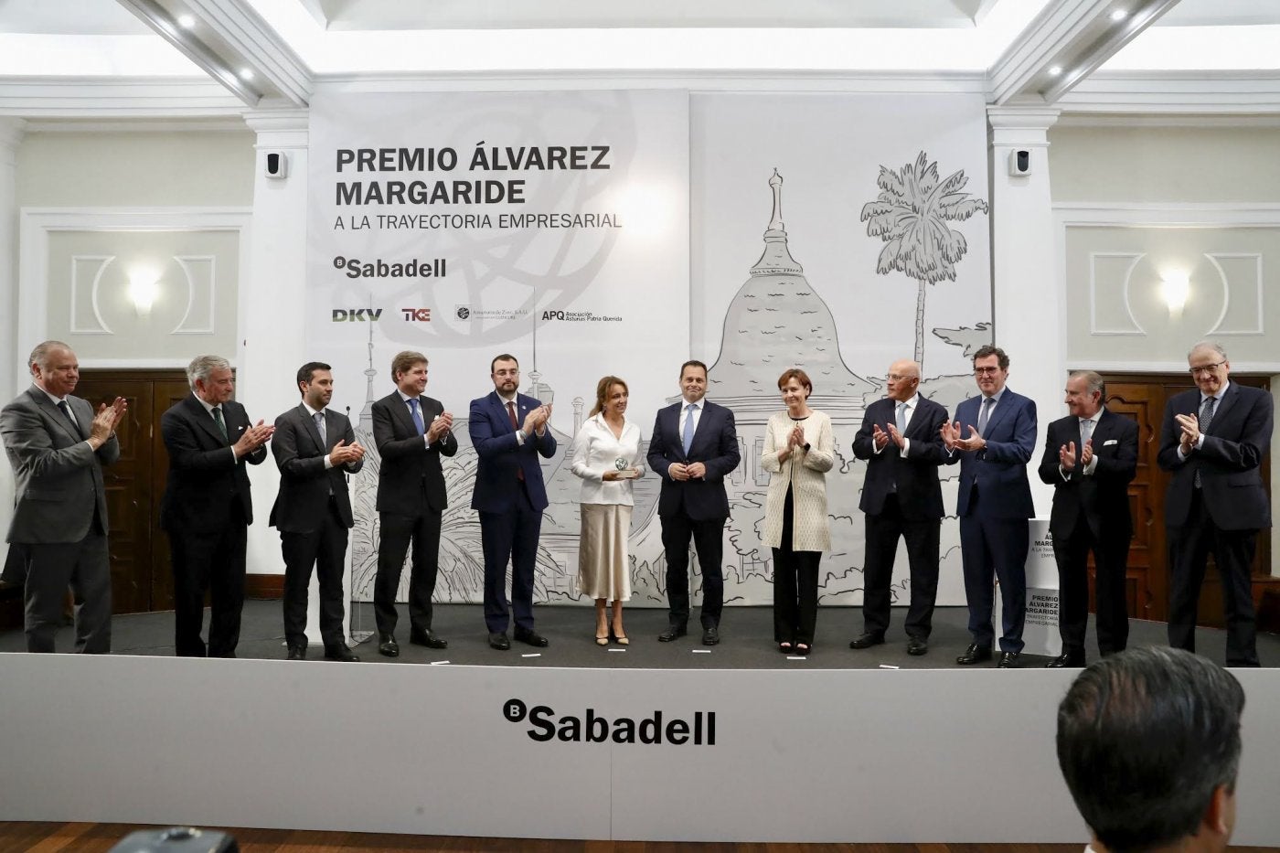 Pedro Martín (TK Elevator); DKV (Javier Vega de Seoane); Carlos Navalpotro (AZSA), Pedro Sainz de Baranda (APQ), el presidente del Principado, Adrián Barbón; los galardonados Obdulia Fernández y Víctor Madera; la alcaldesa de Gijón, Carmen Moriyón; Josep Oliu (Banco Sabadell); Antonio Garamendi (CEOE); Pablo Junceda (Sabadell) y el glosador, José Muñiz.