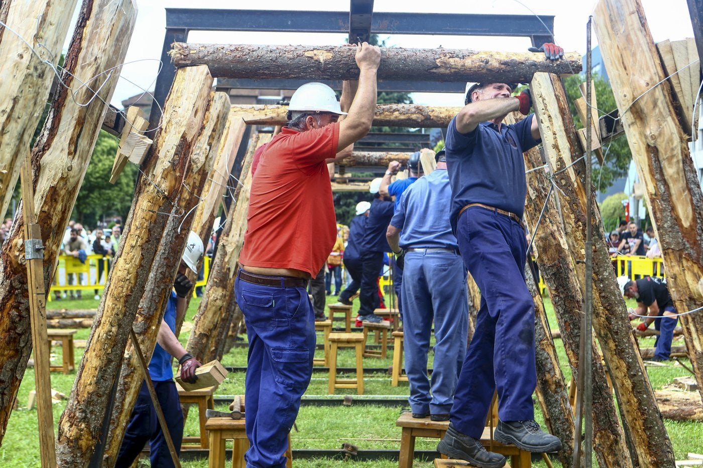 Los ganadores, Jovino Hevia y César Castaño, terminando de montar el cuadro.