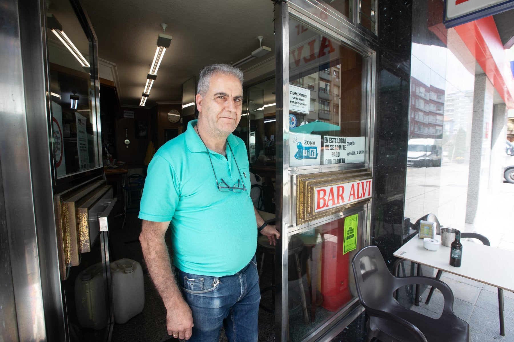 A la puerta del local que regenta desde que cerró el Robles.