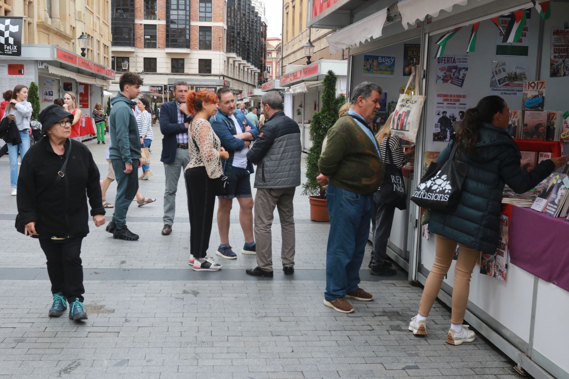 Las imágenes que deja la Feria del Libro en Gijón este sábado