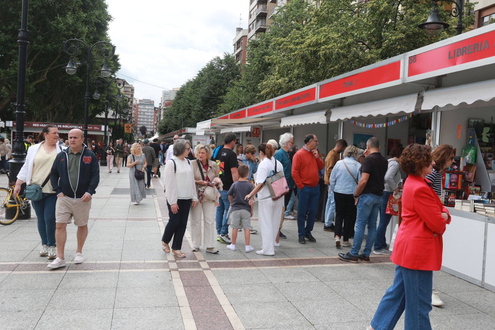 Las imágenes que deja la Feria del Libro en Gijón este sábado