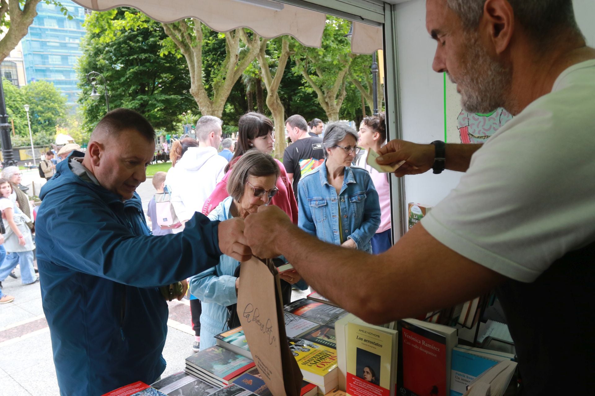 Las imágenes que deja la Feria del Libro en Gijón este sábado