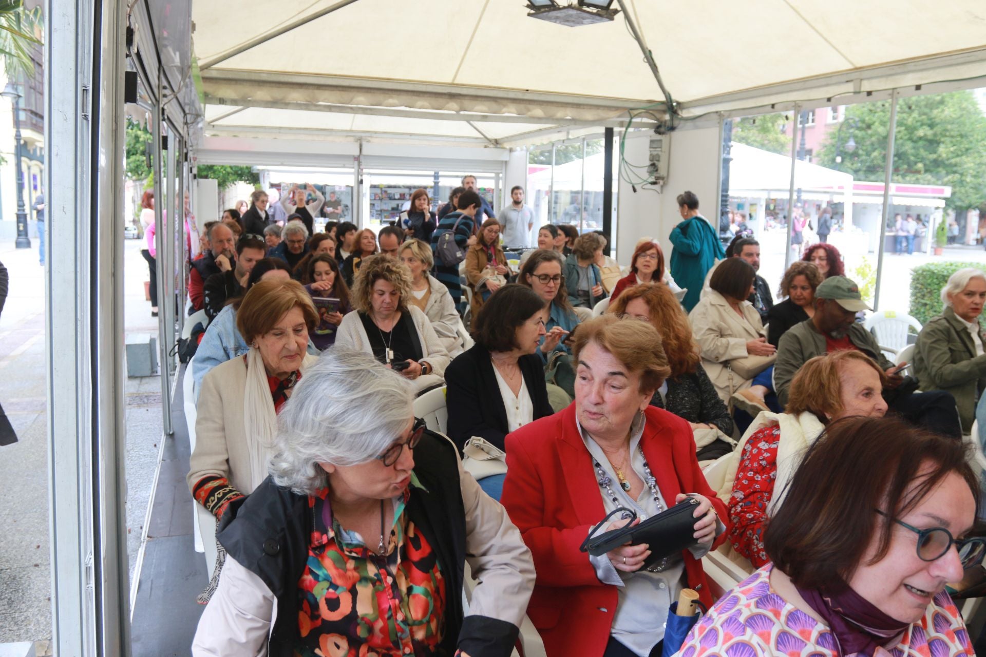 Las imágenes que deja la Feria del Libro en Gijón este sábado