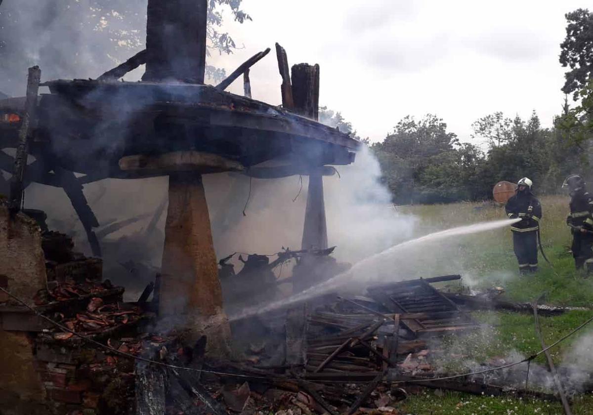 Los bomberos sofocan el incendio.