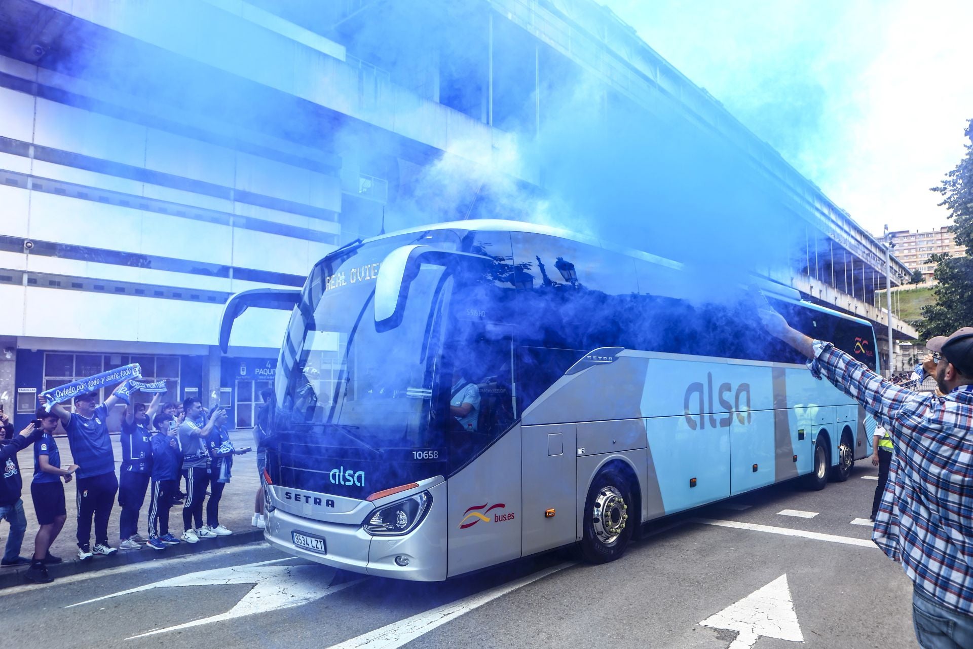 El Real Oviedo puso rumbo a Barcelona con la inyección de apoyo de su afición presente en las afueras del Tartiere.