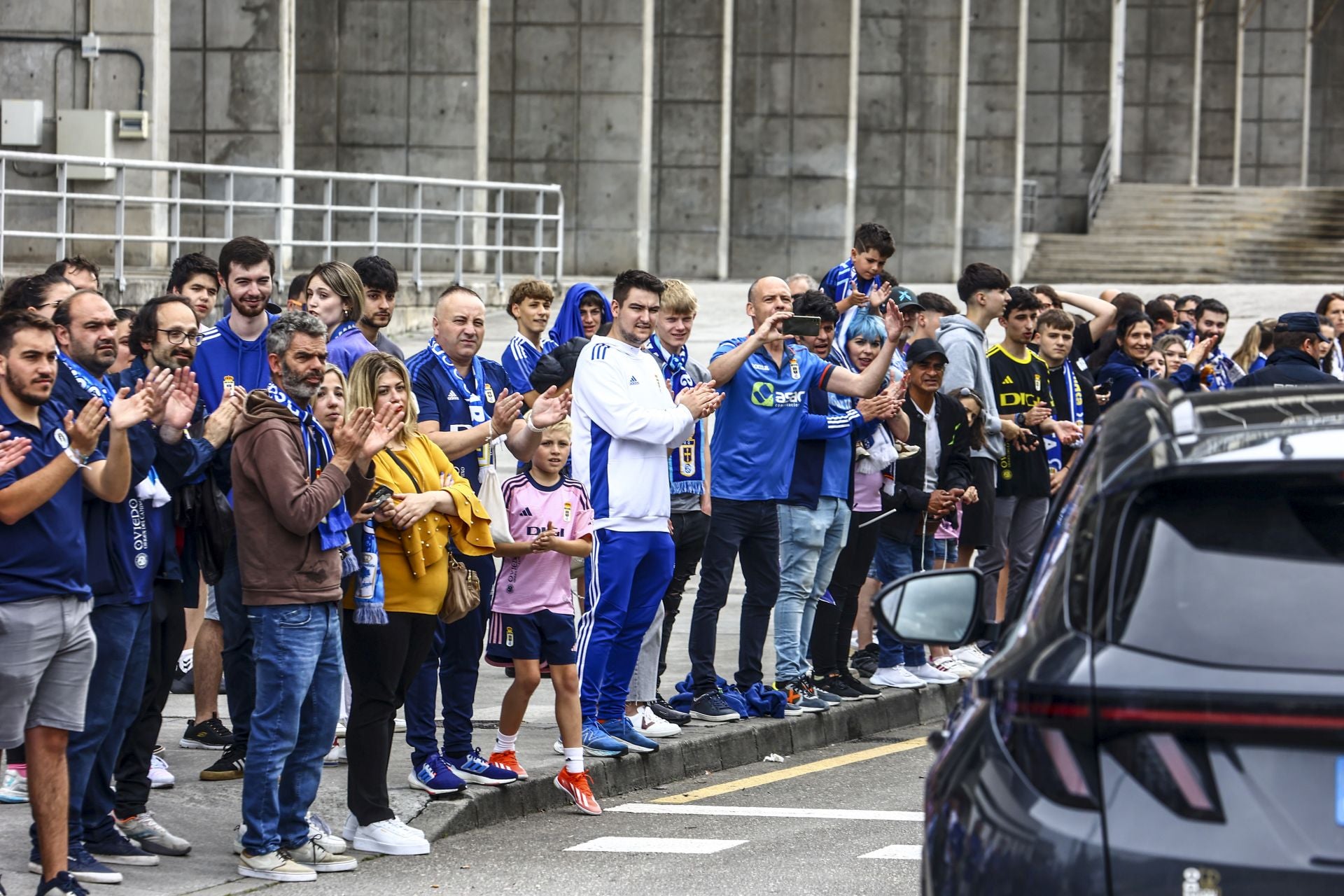 El oviedismo se echa a la calle para despedir a sus jugadores