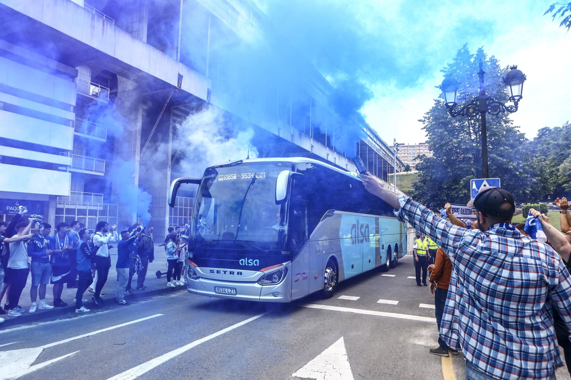 El oviedismo se echa a la calle para despedir a sus jugadores