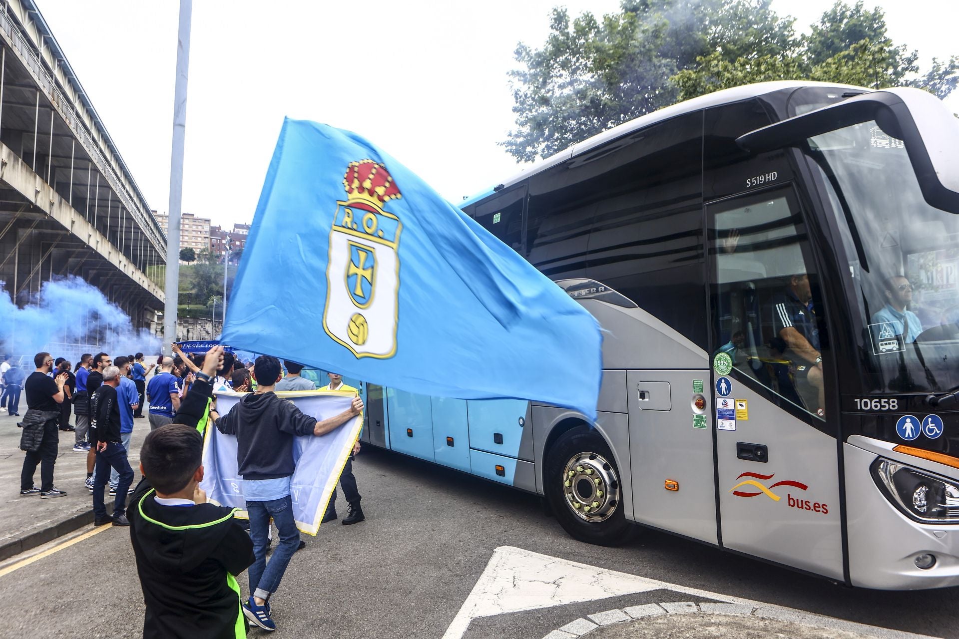 El oviedismo se echa a la calle para despedir a sus jugadores