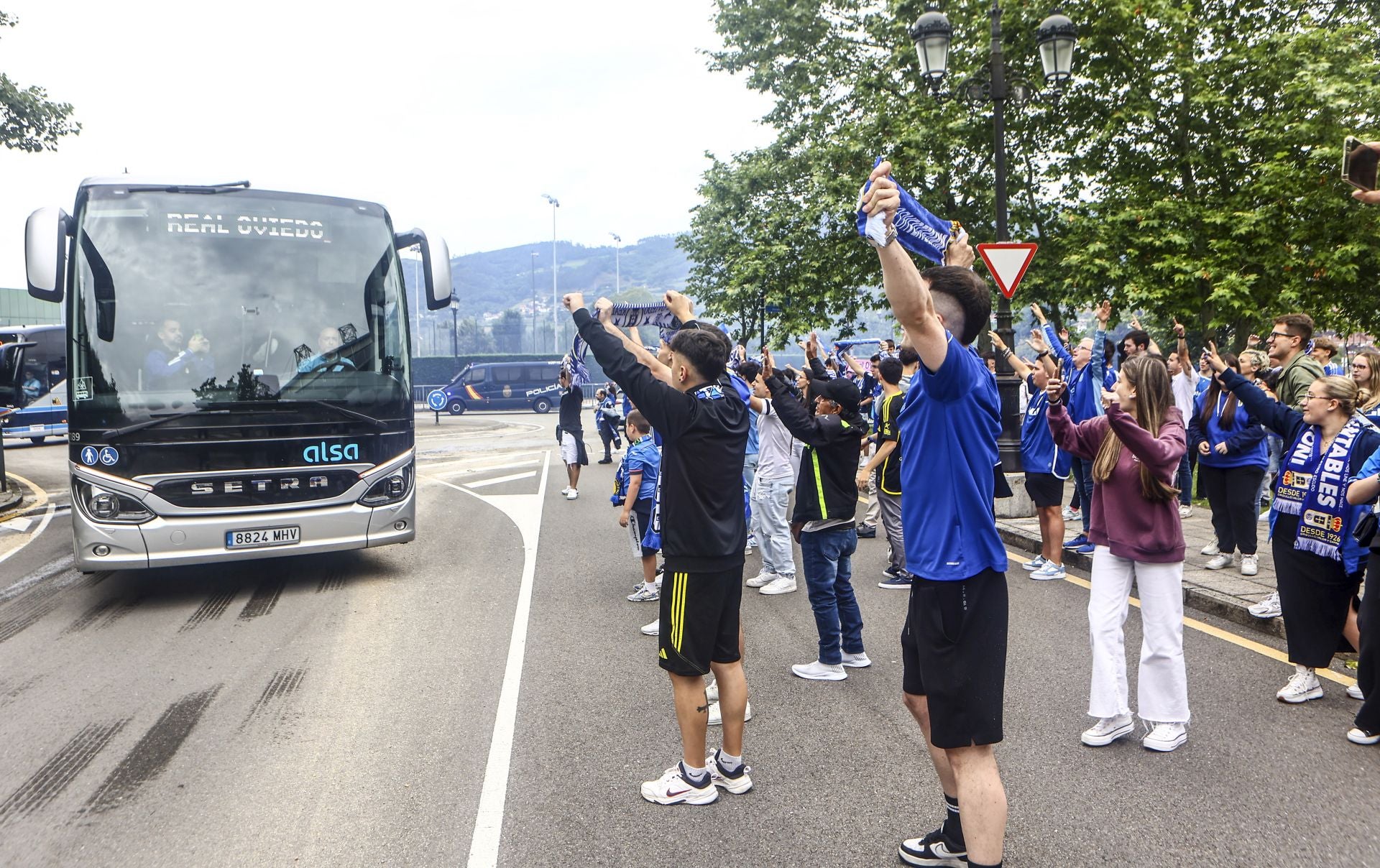 El oviedismo se echa a la calle para despedir a sus jugadores