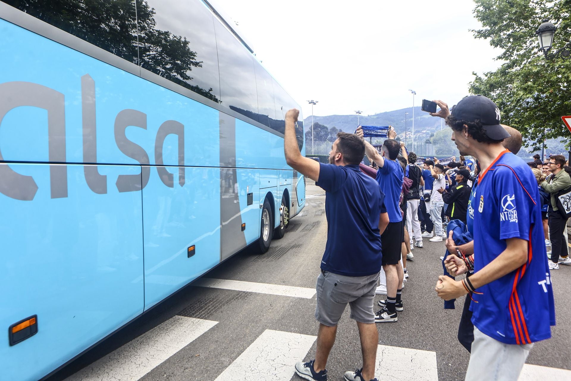 El oviedismo se echa a la calle para despedir a sus jugadores