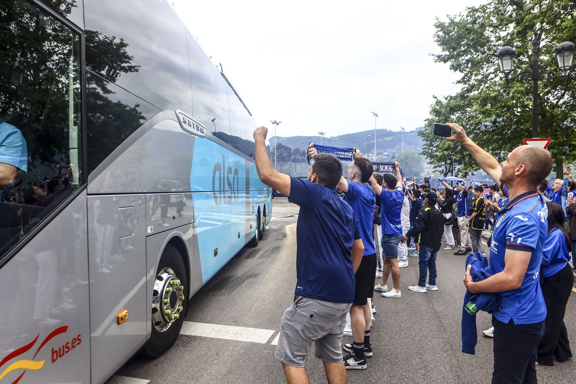 El oviedismo se echa a la calle para despedir a sus jugadores