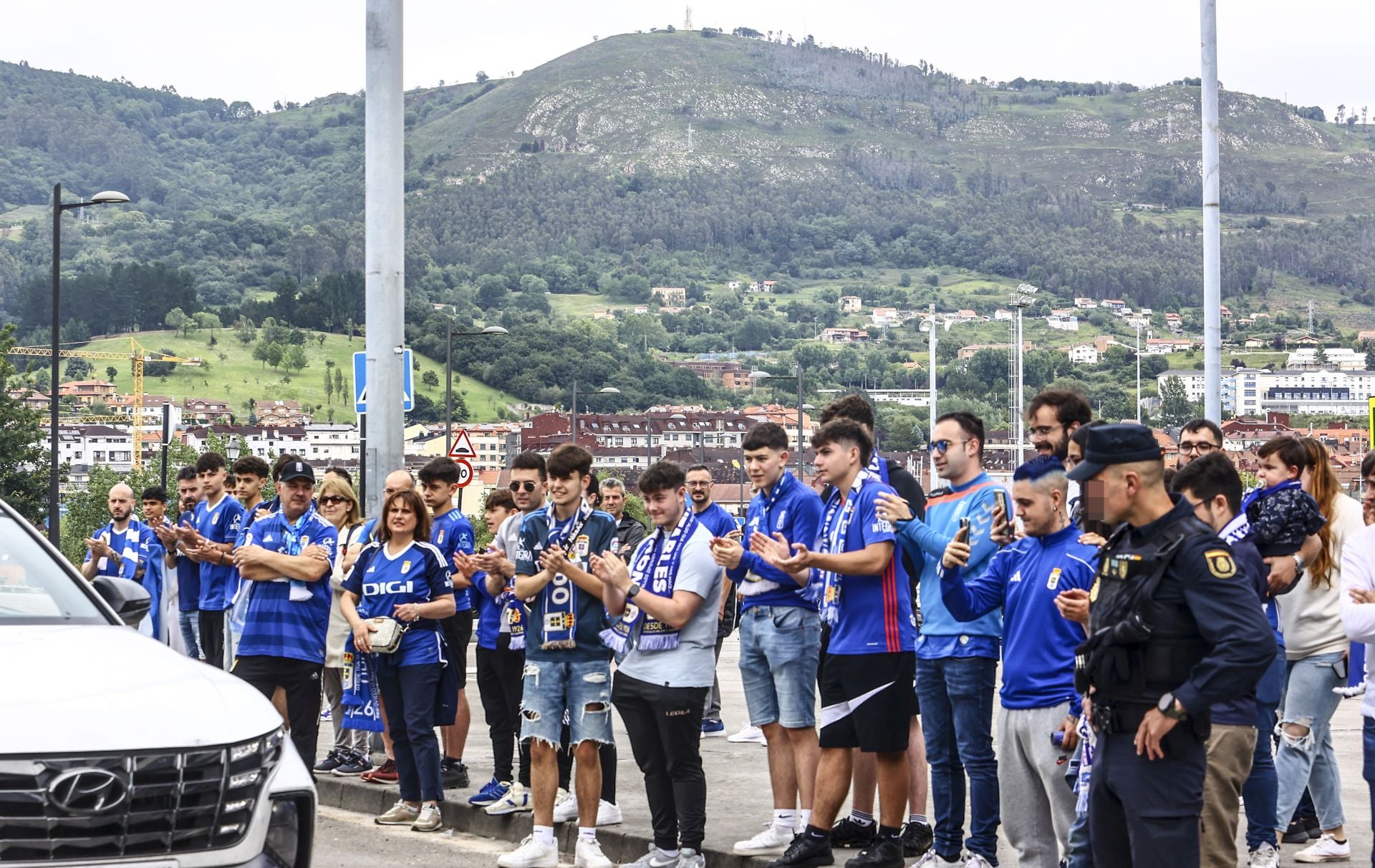 El oviedismo se echa a la calle para despedir a sus jugadores