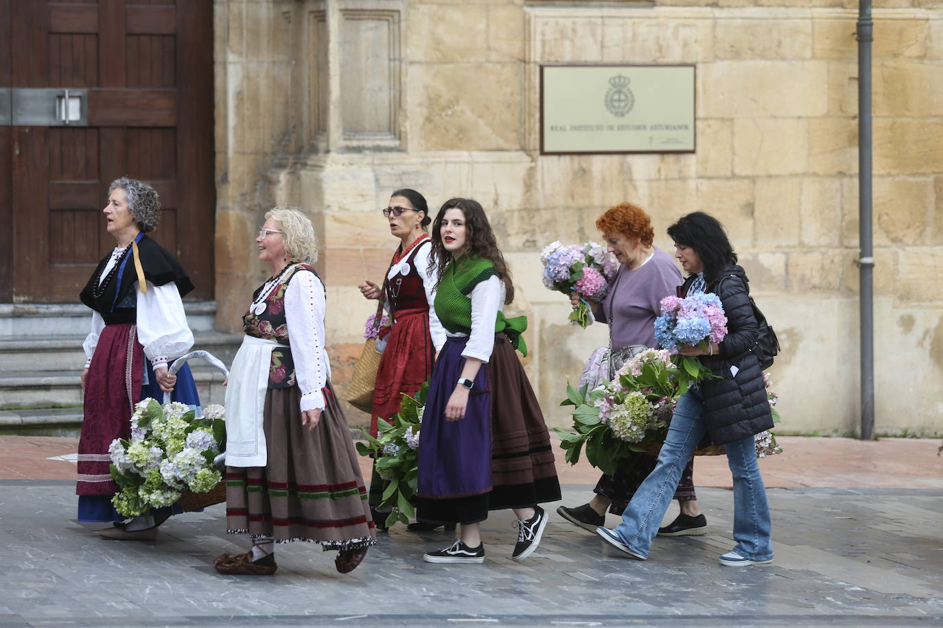 El Coru Muyeres de San Esteban enramó las fuentes del casco histórico de Oviedo